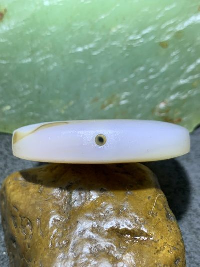 精美亚光高玉化海洋玉髓手工俏色巧雕一心向佛意境板珠一个！ 精美亚光高玉化海洋玉髓手工俏色巧雕一心向佛意境板珠一个！