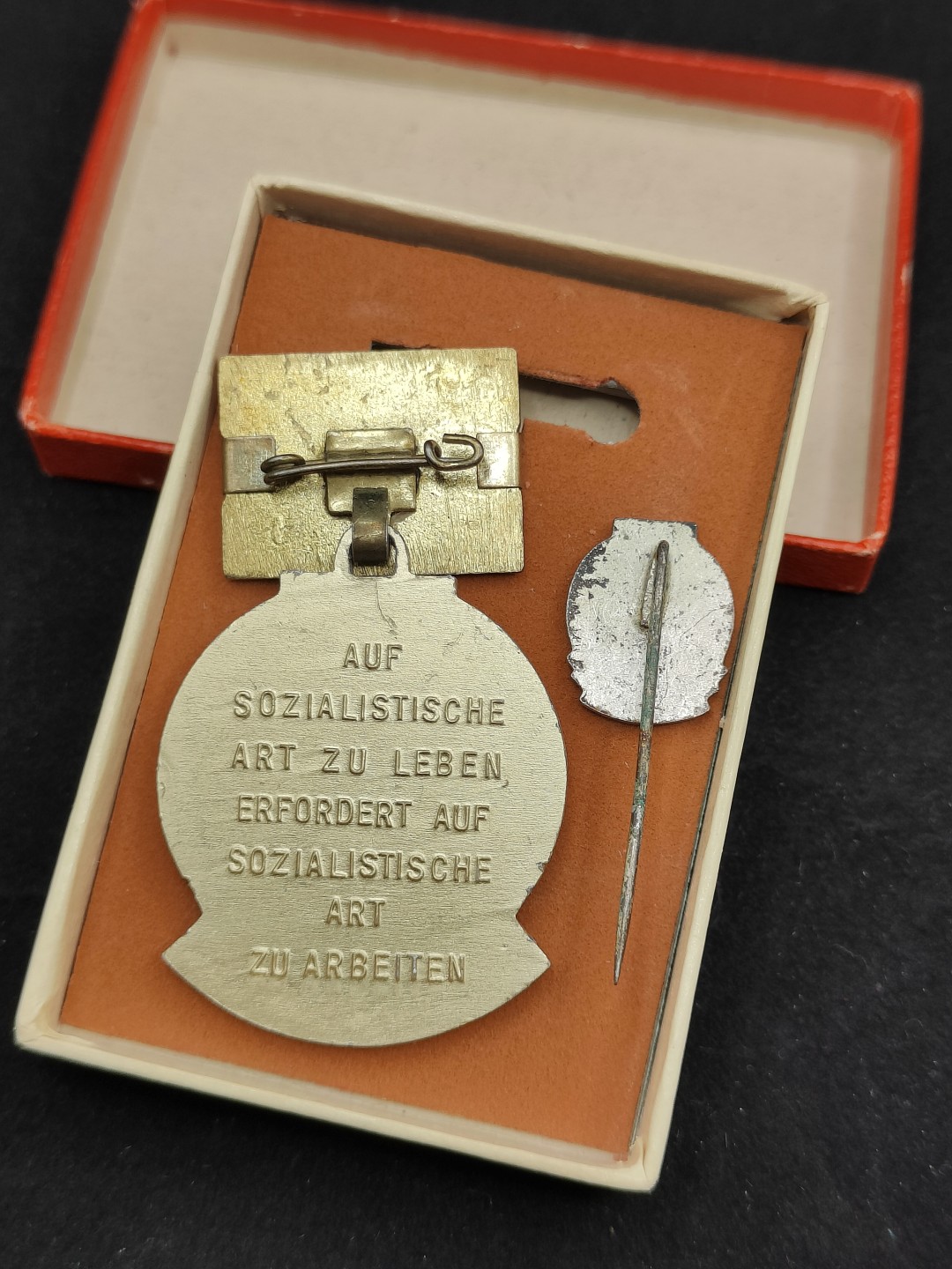 全场0元起拍 第49期 咸鱼国勋章拍卖专场 4月23日（周三）下午6：00开始 东德七年计划积极份子奖章带略章