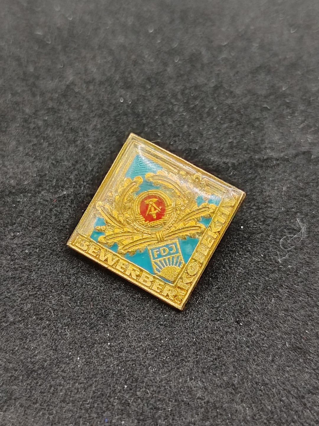 全场0元起拍 第49期 咸鱼国勋章拍卖专场 4月23日（周三）下午6：00开始 东德fdj奖章 帽徽样式