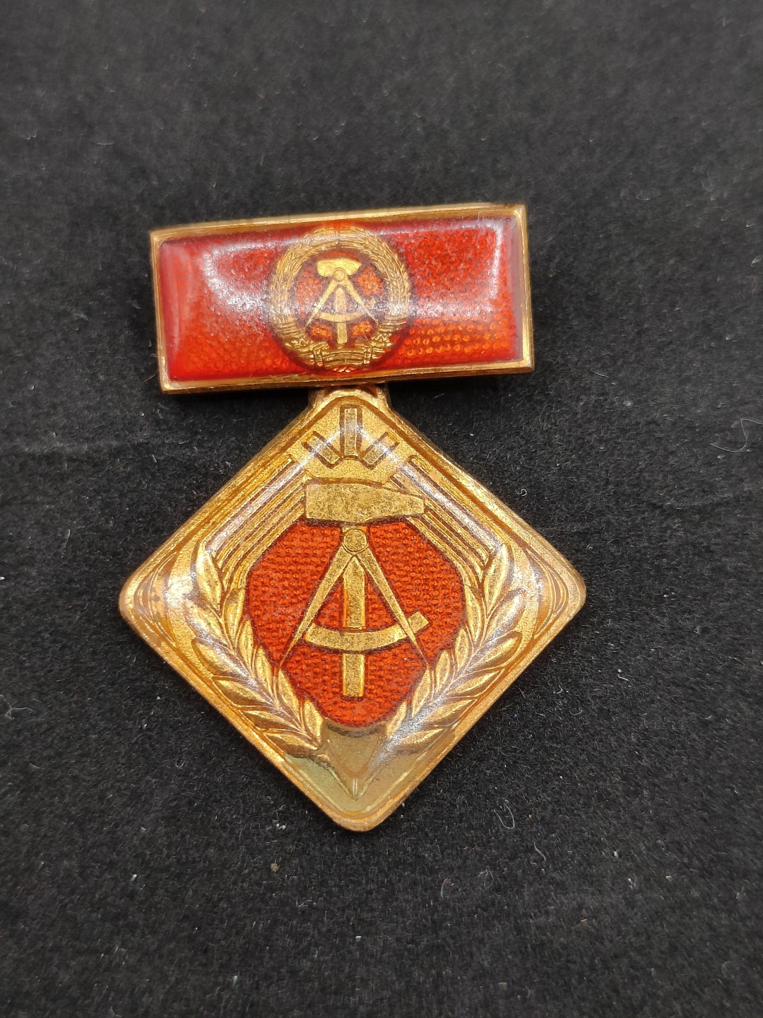 全场0元起拍 第49期 咸鱼国勋章拍卖专场 4月23日（周三）下午6：00开始 东德个人劳动积极份子奖章