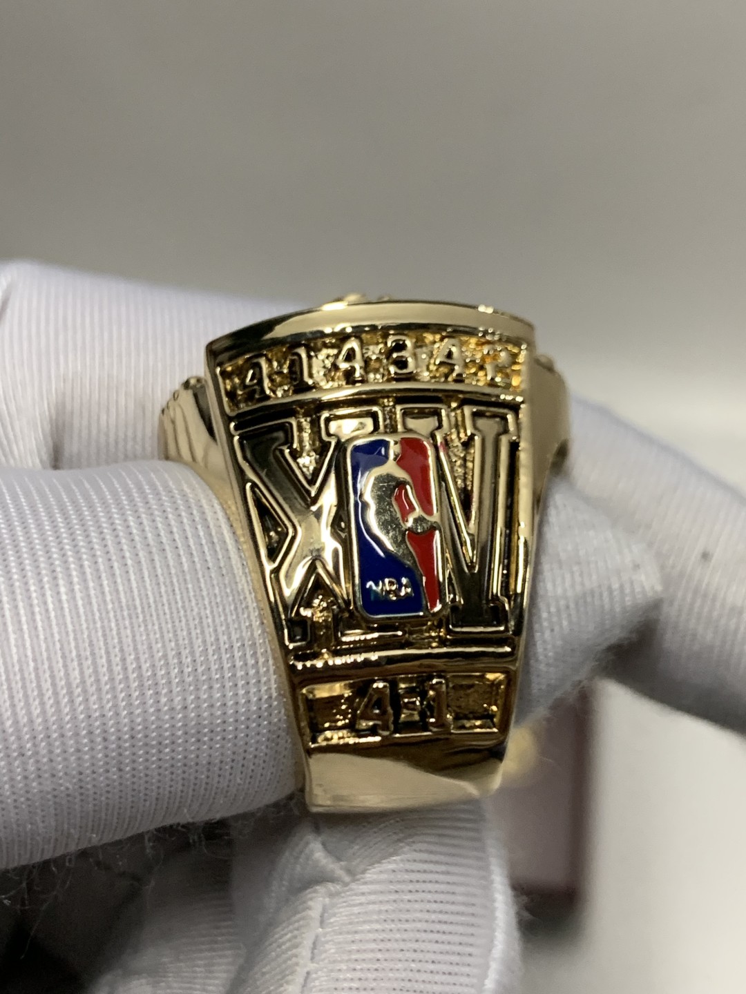 零元拍：2008-2009赛季 洛杉矶湖人队科比NBA总冠军戒指 科比·布莱恩特 黑曼巴 老大 第四枚总冠军戒指 非官方球迷纪念版 带木盒收藏 阿里扎费舍尔加索尔拜纳姆奥多姆阵容