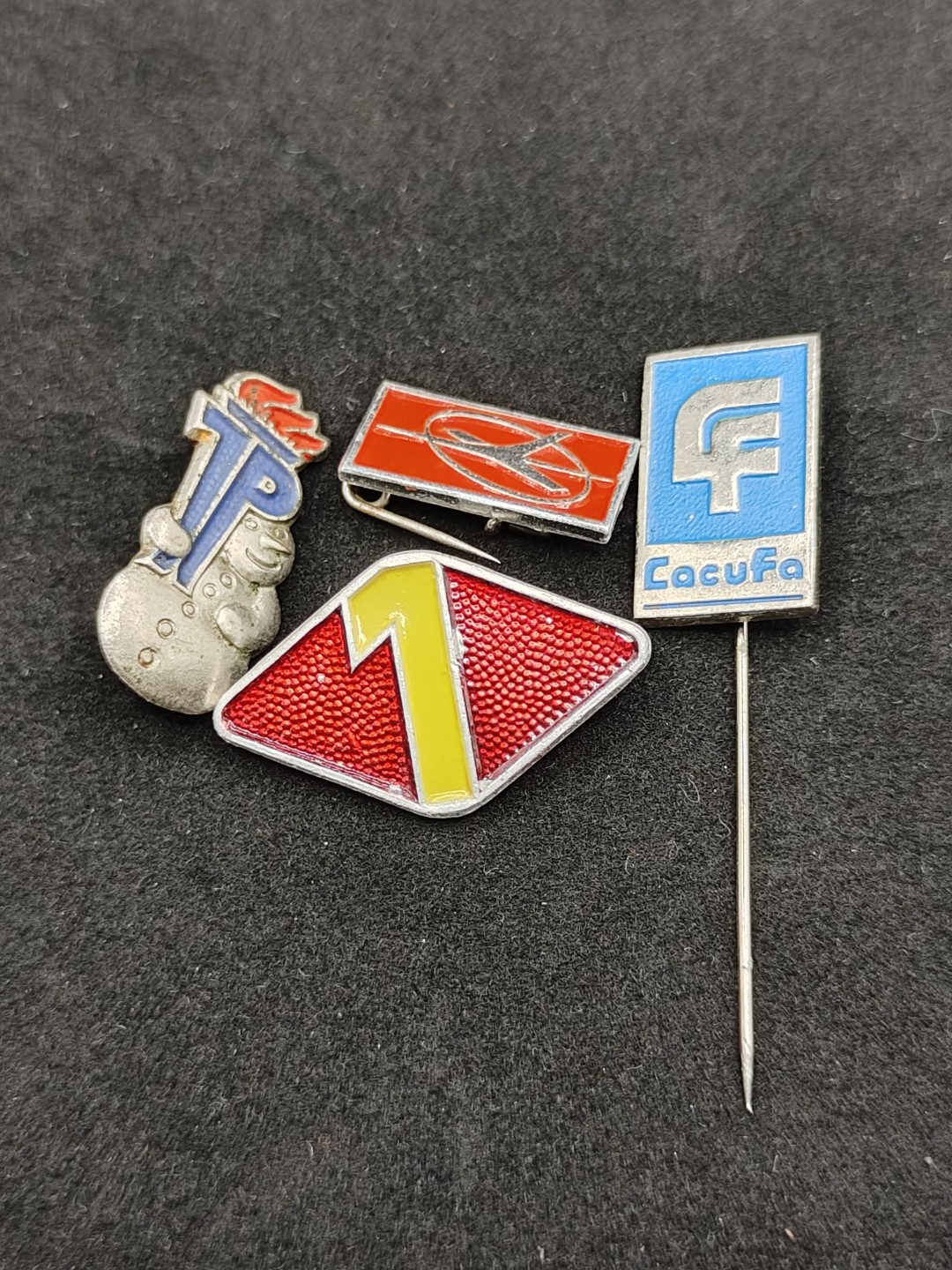 全场0元起拍 第49期 咸鱼国勋章拍卖专场 4月23日（周三）下午6：00开始 东德徽章一组