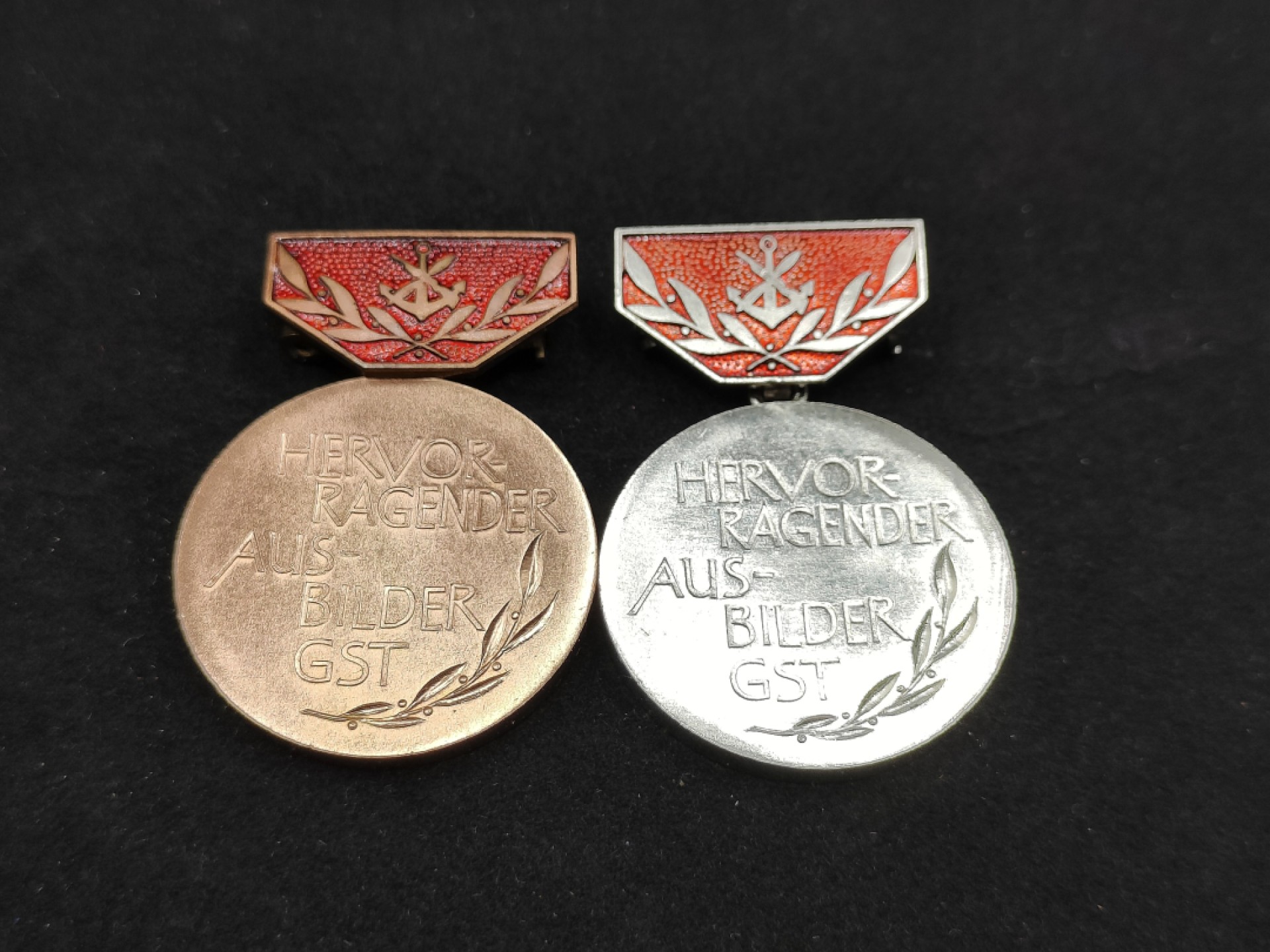 全场0元起拍 第49期 咸鱼国勋章拍卖专场 4月23日（周三）下午6：00开始 东德gst徽章金级银级两个