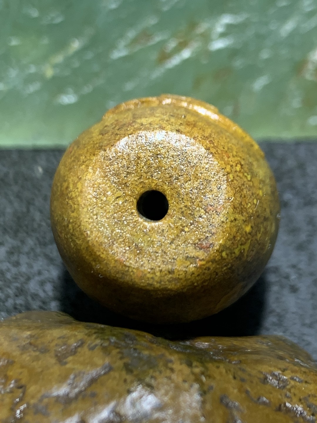 精美亚光黄金草花纹战国红玛瑙手工雕刻道字大桶珠一颗！