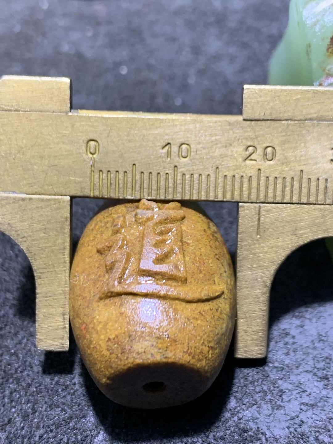 精美亚光黄金草花纹战国红玛瑙手工雕刻道字大桶珠一颗！