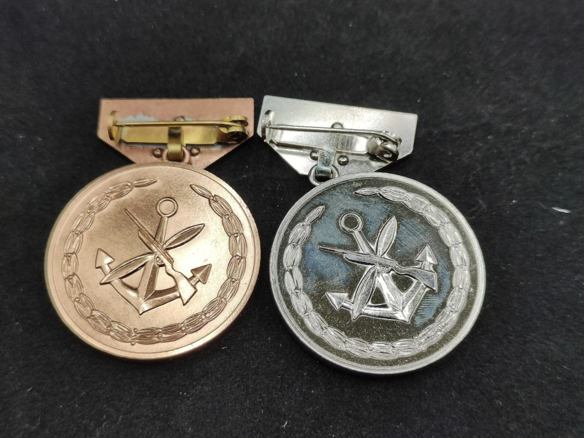 全场0元起拍 第49期 咸鱼国勋章拍卖专场 4月23日（周三）下午6：00开始 东德gst徽章金级银级两个