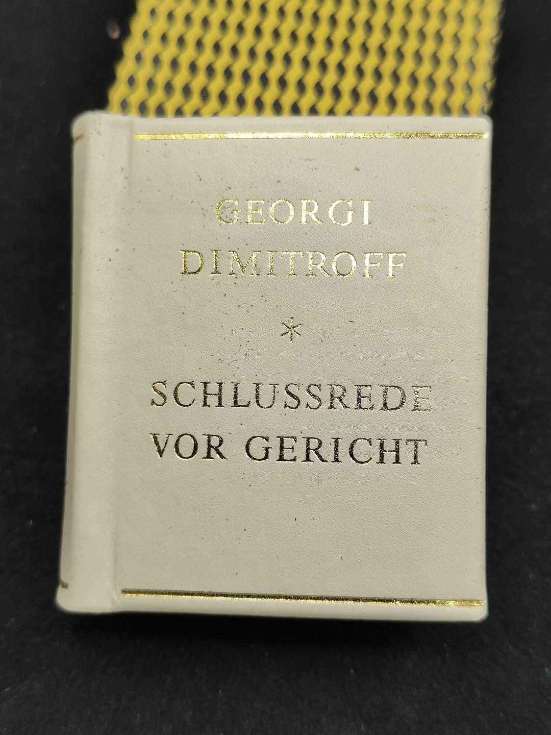全场0元起拍 第49期 咸鱼国勋章拍卖专场 4月23日（周三）下午6：00开始 东德袖珍书 250页左右