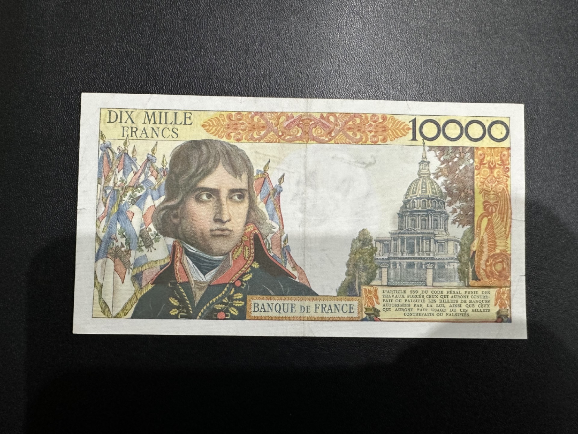 《外钞收藏家》第二百六十三期（连拍第一场） 1957年法国1万法郎 拿破仑 边上有裂口  品相参考图片