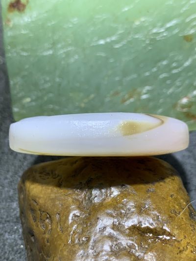 精美亚光高玉化海洋玉髓手工俏色巧雕一心向佛意境板珠一个！ 精美亚光高玉化海洋玉髓手工俏色巧雕一心向佛意境板珠一个！