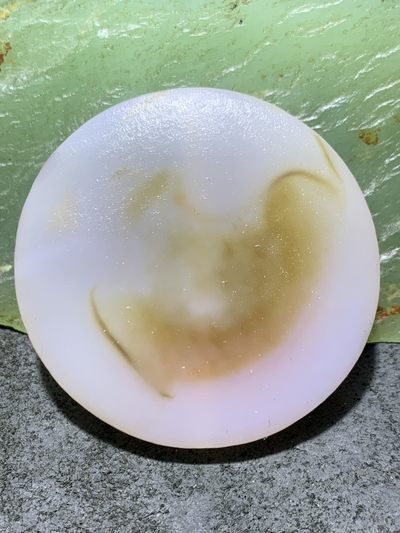 精美亚光高玉化海洋玉髓手工俏色巧雕一心向佛意境板珠一个！ 精美亚光高玉化海洋玉髓手工俏色巧雕一心向佛意境板珠一个！