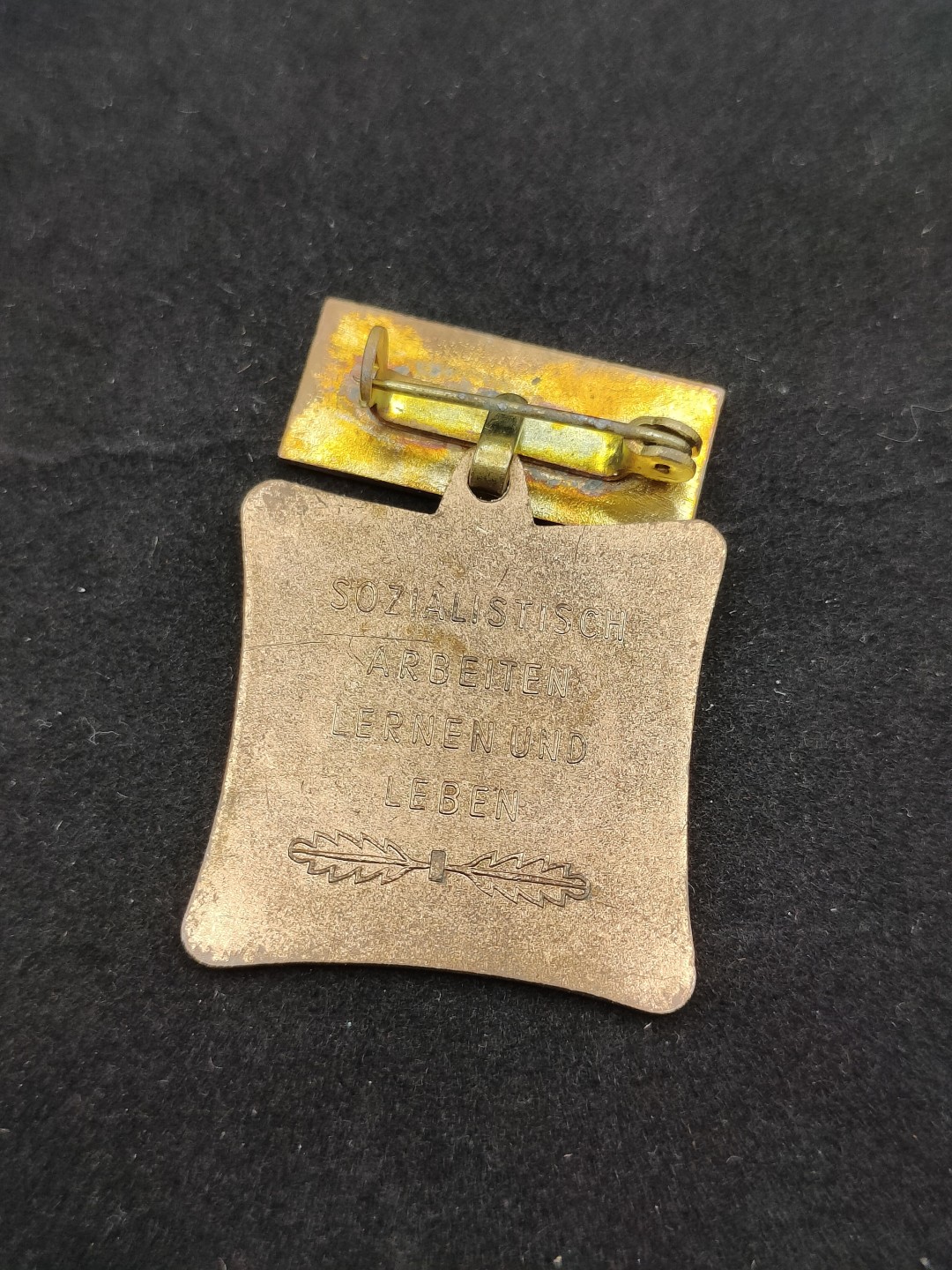 全场0元起拍 第49期 咸鱼国勋章拍卖专场 4月23日（周三）下午6：00开始 东德集体劳动积极称号奖章