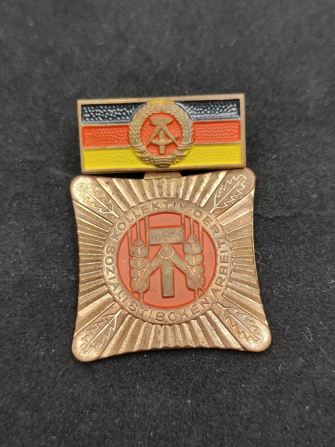 全场0元起拍 第49期 咸鱼国勋章拍卖专场 4月23日（周三）下午6：00开始 东德集体劳动积极称号奖章