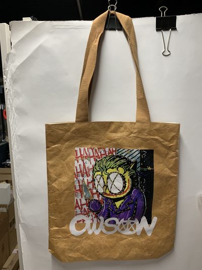 零元拍：展会热卖款，歪歪 OWSON系列杜邦纸手提袋  复古牛皮色防水洗杜邦环保潮流手袋《小丑》，尺寸约35/38.5CM。 - 零元拍：展会热卖款，歪歪 OWSON系列杜邦纸手提袋  复古牛皮色防水洗杜邦环保潮流手袋《小丑》，尺寸约35/38.5CM。