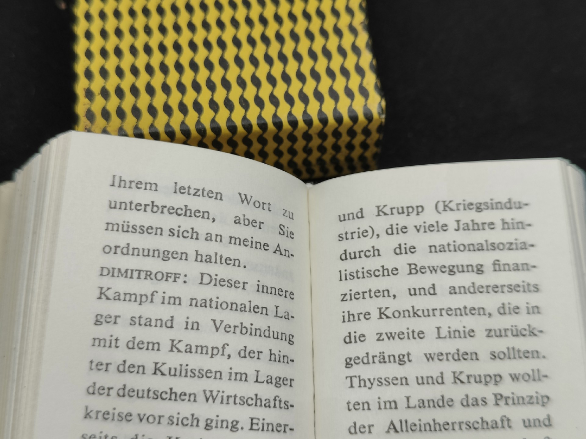 全场0元起拍 第49期 咸鱼国勋章拍卖专场 4月23日（周三）下午6：00开始 东德袖珍书 250页左右