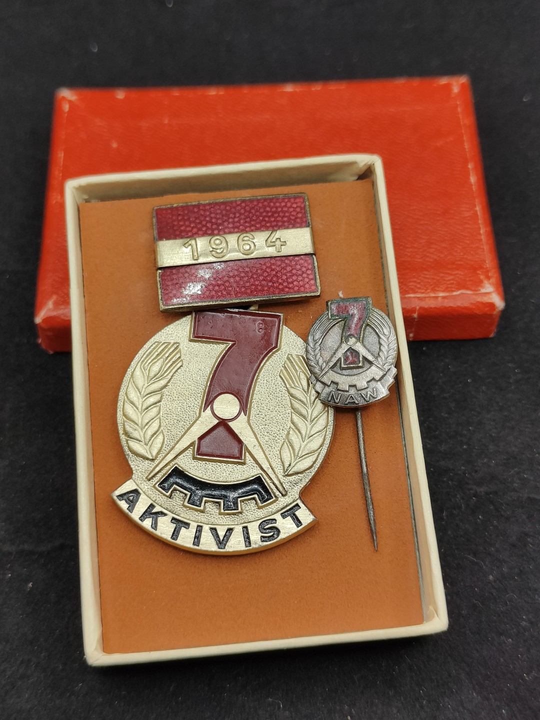 全场0元起拍 第49期 咸鱼国勋章拍卖专场 4月23日（周三）下午6：00开始 东德七年计划积极份子奖章带略章