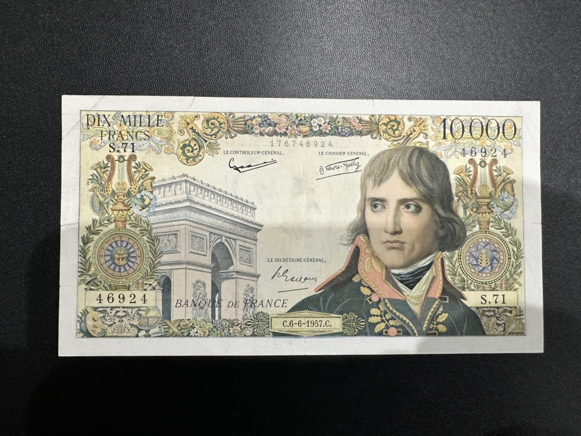 《外钞收藏家》第二百六十三期（连拍第一场） 1957年法国1万法郎 拿破仑 边上有裂口  品相参考图片