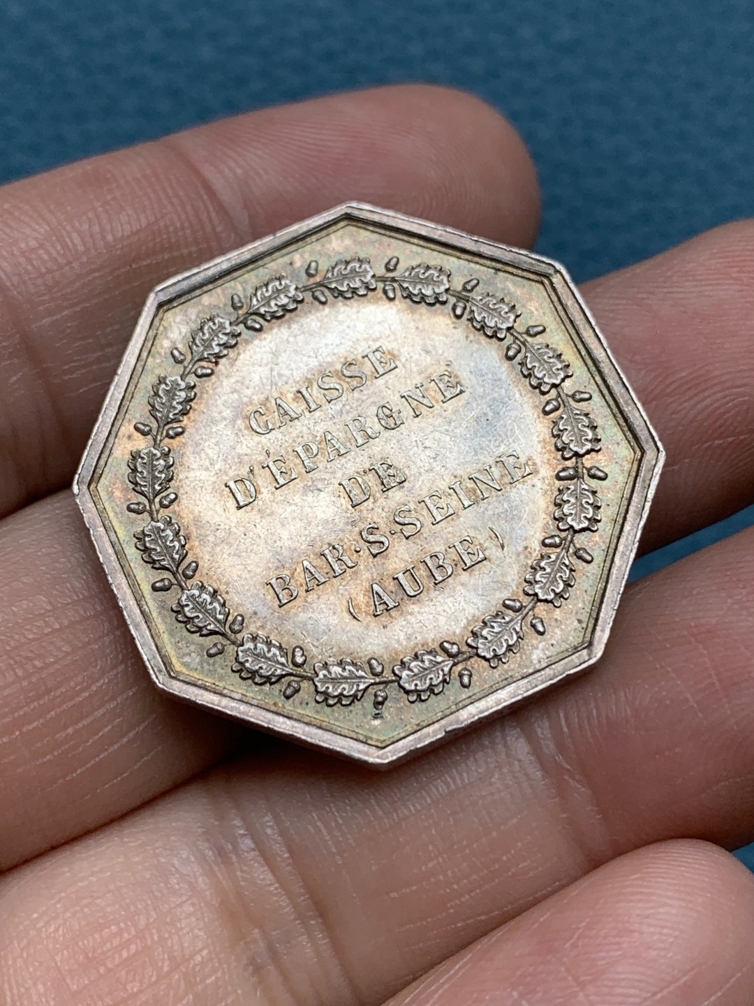 《竞宝斋》第157场-法国八角与章 专场！周日，周一，周四 3场 (全场包邮) 法国八角银质代币，塞纳河畔奥布省巴尔港松鼠储蓄银行，16.82g，32.4mm，蜜蜂边铭，高浮雕的盾徽，