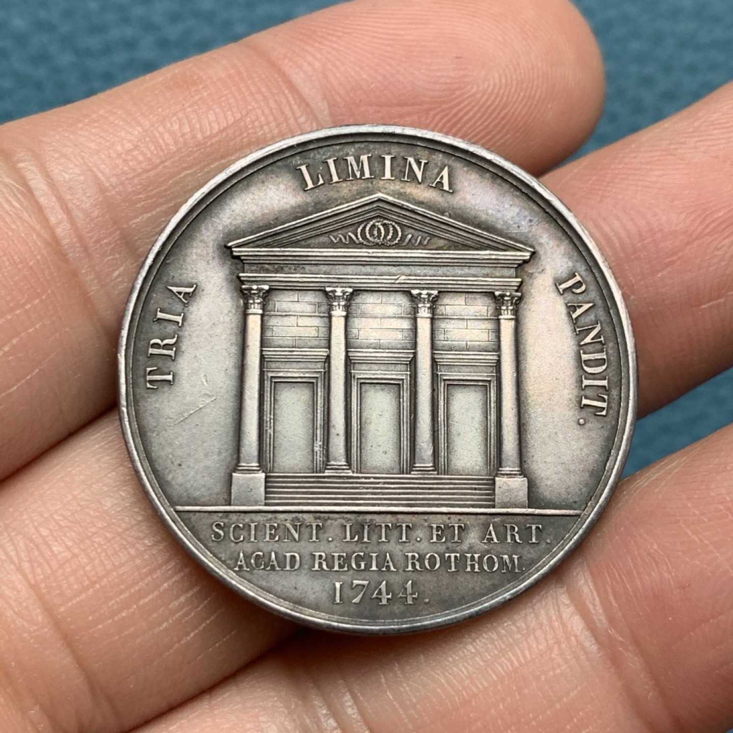 《竞宝斋》第157场-法国八角与章 专场！周日，周一，周四 3场 (全场包邮) 法国银质代币，鲁昂皇家科学院、文学与艺术学院，正面分别是高乃依，德丰特内尔，画家普桑，15.93g，32.7mm，丰饶角，底板有划痕