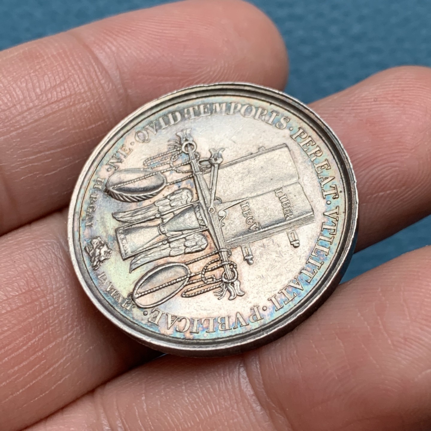 《竞宝斋》第157场-法国八角与章 专场！周日，周一，周四 3场 (全场包邮) 法国银质代币，法律法规，正面是忒弥斯侧面像，背面是打开的法典，天平放在沙漏上，6点方向是一个朝左的狮子头，重11.82g，30mm，油灯边铭