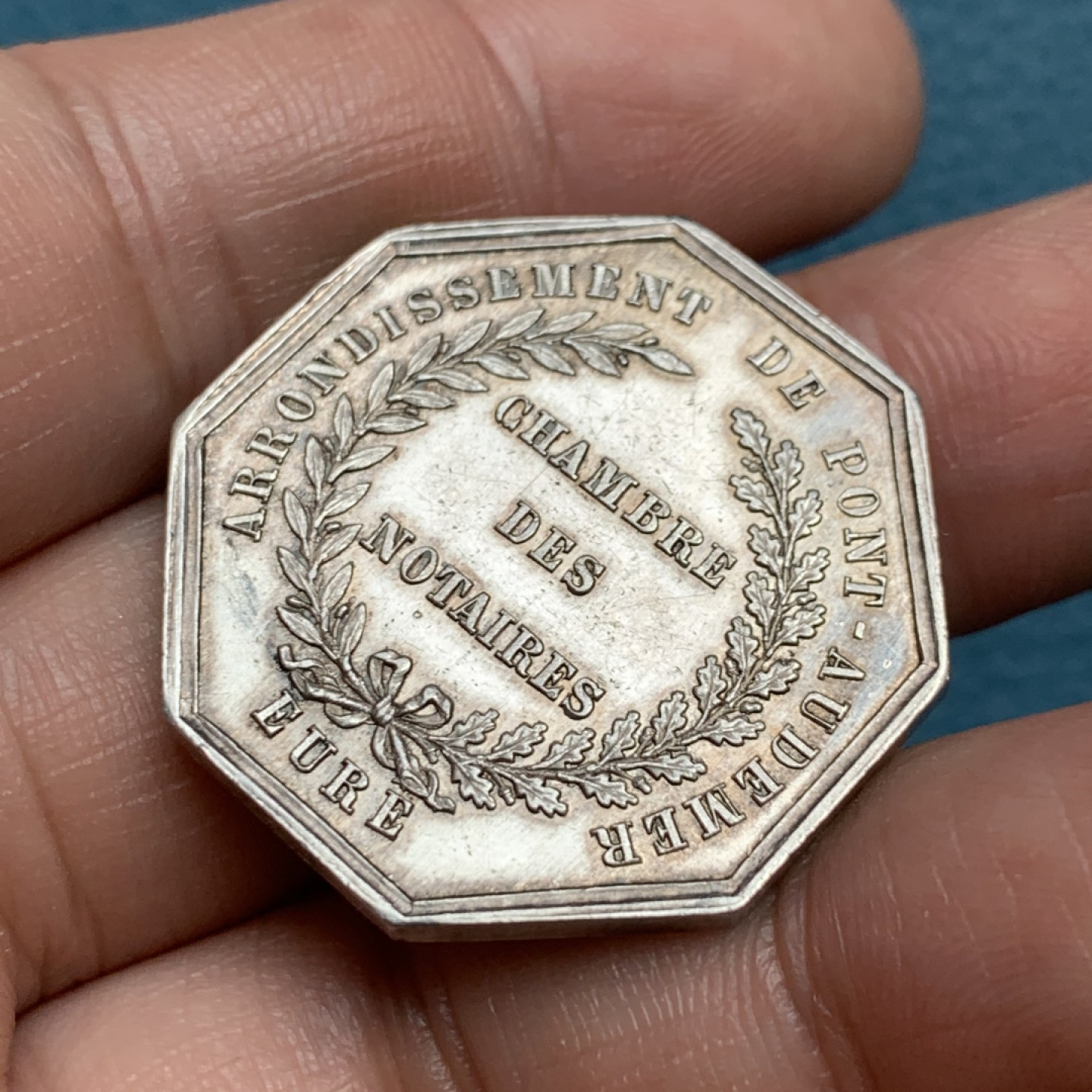 《竞宝斋》第157场-法国八角与章 专场！周日，周一，周四 3场 (全场包邮) 法国八角银质代币，奥德默桥自治市公证人，正面带翅的正义女神朱斯提提亚手持利剑和天平，13.87g，31.2mm，蜜蜂边铭