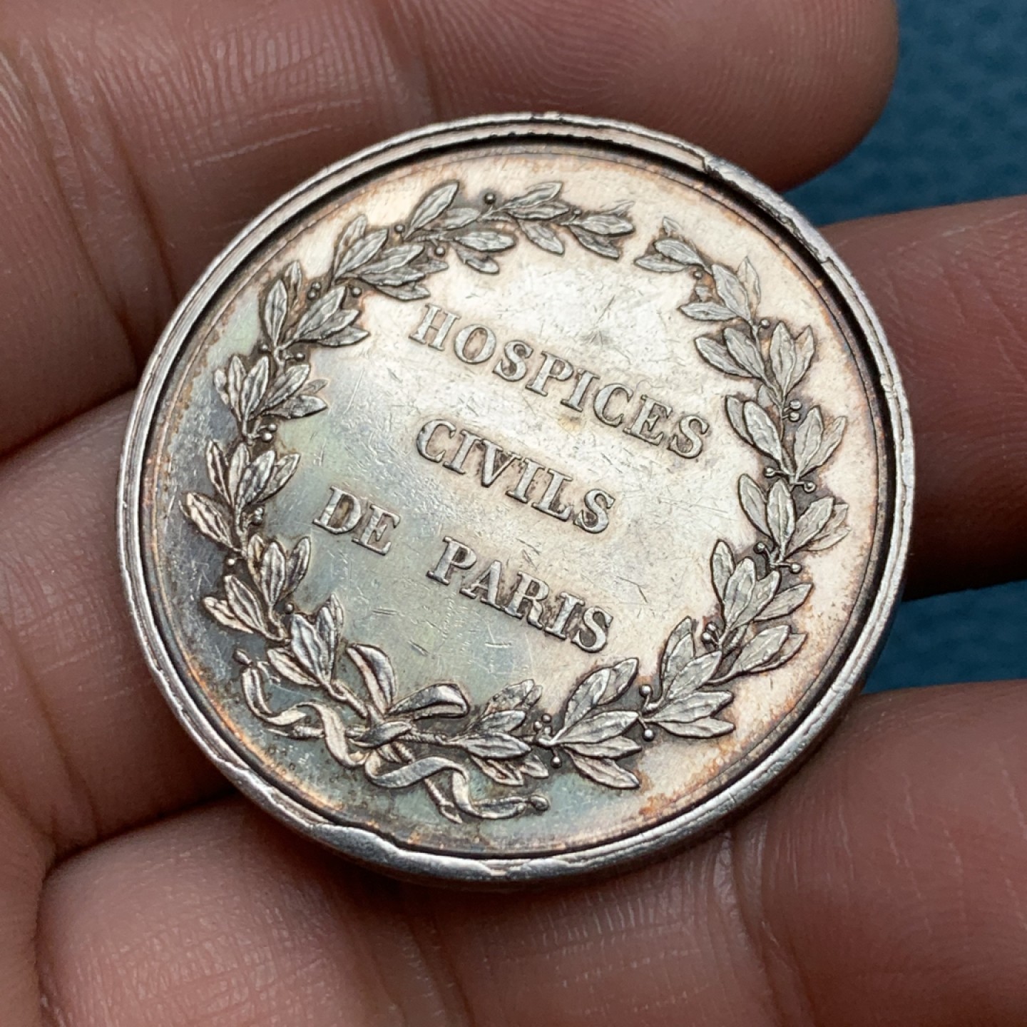 《竞宝斋》第157场-法国八角与章 专场！周日，周一，周四 3场 (全场包邮) 法国银章，巴黎医学协会，19.88g，35.2mm，蜜蜂边铭，正面是西方医学之父希波克拉底，通常和单蛇杖一起出现