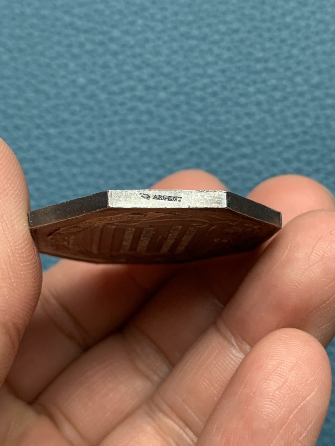 《竞宝斋》第157场-法国八角与章 专场！周日，周一，周四 3场 (全场包邮) 法国八角银质代币，跨大西洋运输公司，航海和商业之神围绕着一艘椭圆形的船，船停在锚上，女神后面是纽约的自由女神像，28.08g，38.5mm，丰饶角，大块头，细节满满，金红包浆非常漂亮