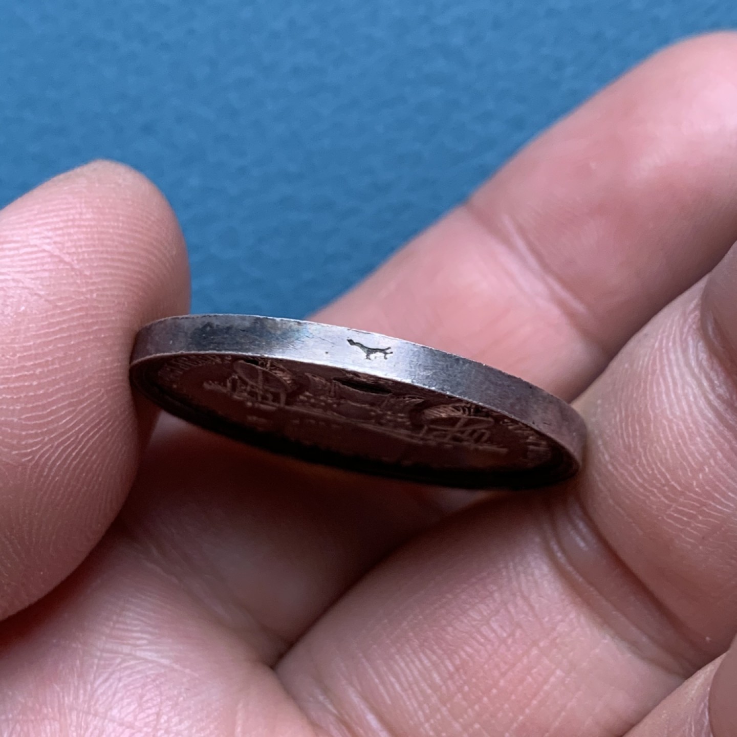 《竞宝斋》第157场-法国八角与章 专场！周日，周一，周四 3场 (全场包邮) 法国银质代币，法律法规，正面是忒弥斯侧面像，背面是打开的法典，天平放在沙漏上，6点方向是一个朝左的狮子头，重11.82g，30mm，油灯边铭