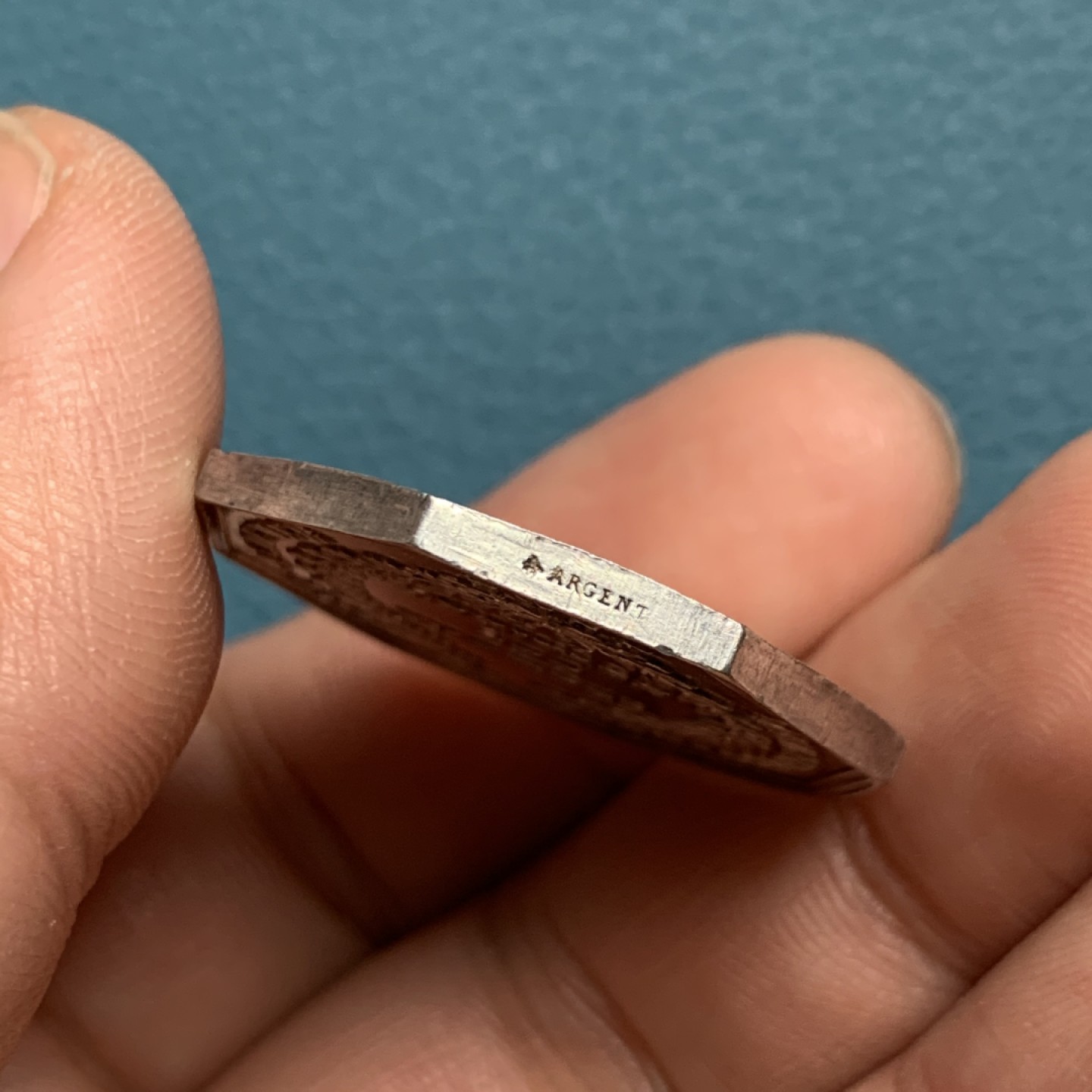 《竞宝斋》第157场-法国八角与章 专场！周日，周一，周四 3场 (全场包邮) 法国八角银质代币，奥德默桥自治市公证人，正面带翅的正义女神朱斯提提亚手持利剑和天平，13.87g，31.2mm，蜜蜂边铭