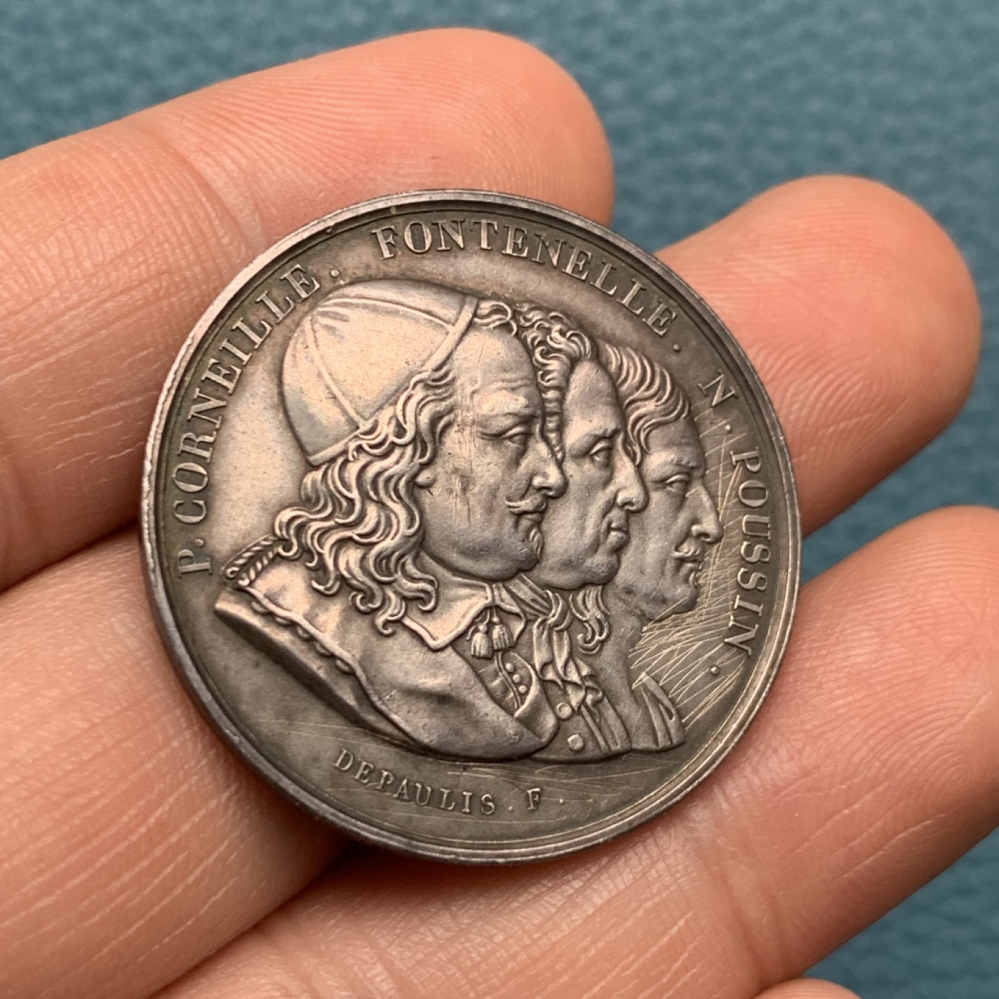 《竞宝斋》第157场-法国八角与章 专场！周日，周一，周四 3场 (全场包邮) 法国银质代币，鲁昂皇家科学院、文学与艺术学院，正面分别是高乃依，德丰特内尔，画家普桑，15.93g，32.7mm，丰饶角，底板有划痕