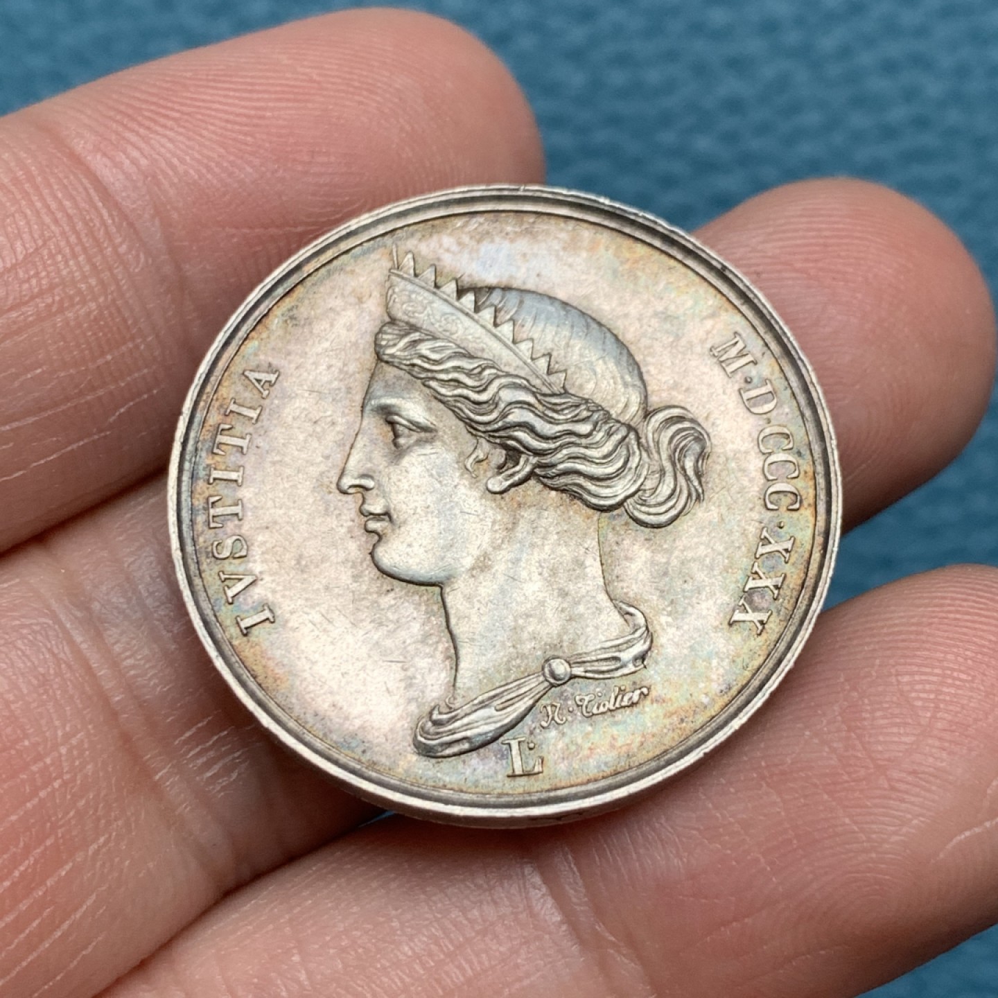 《竞宝斋》第157场-法国八角与章 专场！周日，周一，周四 3场 (全场包邮) 法国银质代币，法律法规，正面是忒弥斯侧面像，背面是打开的法典，天平放在沙漏上，6点方向是一个朝左的狮子头，重11.82g，30mm，油灯边铭