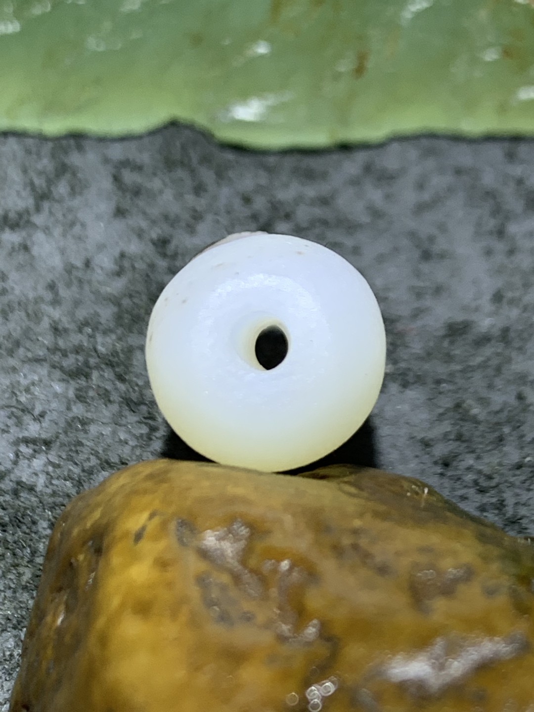 精美亚光高玉化海洋玉髓手工俏色巧雕企鹅桶珠一个