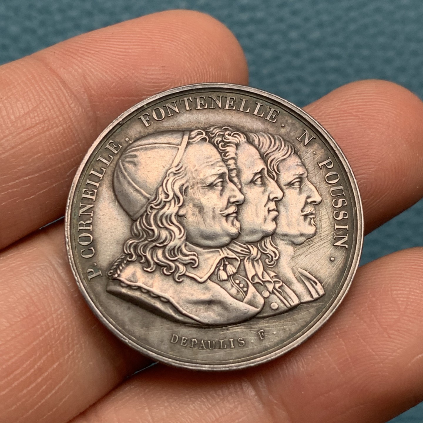 《竞宝斋》第157场-法国八角与章 专场！周日，周一，周四 3场 (全场包邮) 法国银质代币，鲁昂皇家科学院、文学与艺术学院，正面分别是高乃依，德丰特内尔，画家普桑，15.93g，32.7mm，丰饶角，底板有划痕