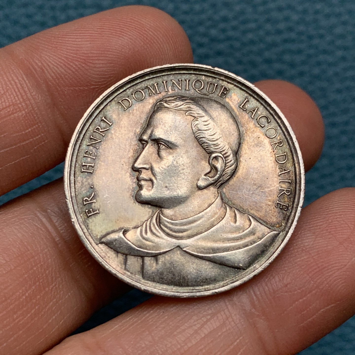 《竞宝斋》第157场-法国八角与章 专场！周日，周一，周四 3场 (全场包邮) 法国银质代币，正面是传教士拉科戴尔，背面椭圆形纹章非常漂亮，12.85g，32.2mm，蜜蜂边铭