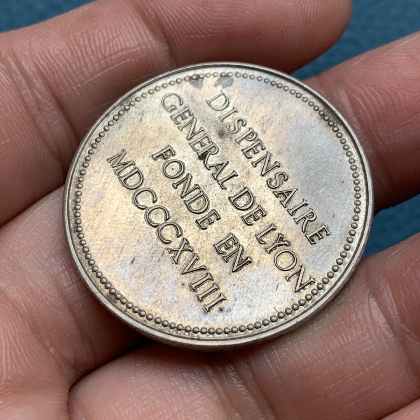 《竞宝斋》第157场-法国八角与章 专场！周日，周一，周四 3场 (全场包邮) 法国银章，里昂药剂师，15.9g，33.6mm，丰饶角边铭，细节丰富的景观，底板好