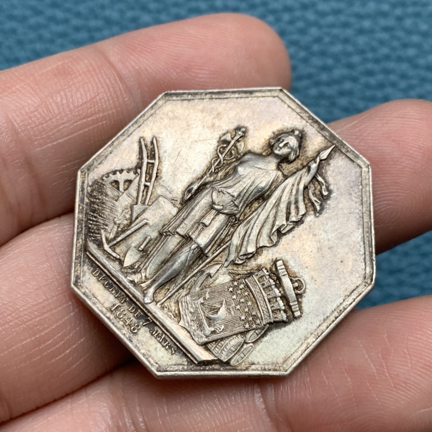 《竞宝斋》第157场-法国八角与章 专场！周日，周一，周四 3场 (全场包邮) 法国八角银质代币，巴黎贴现银行，19.46g，34.7mm，野猪头+菱形银标，老包浆，细节丰富