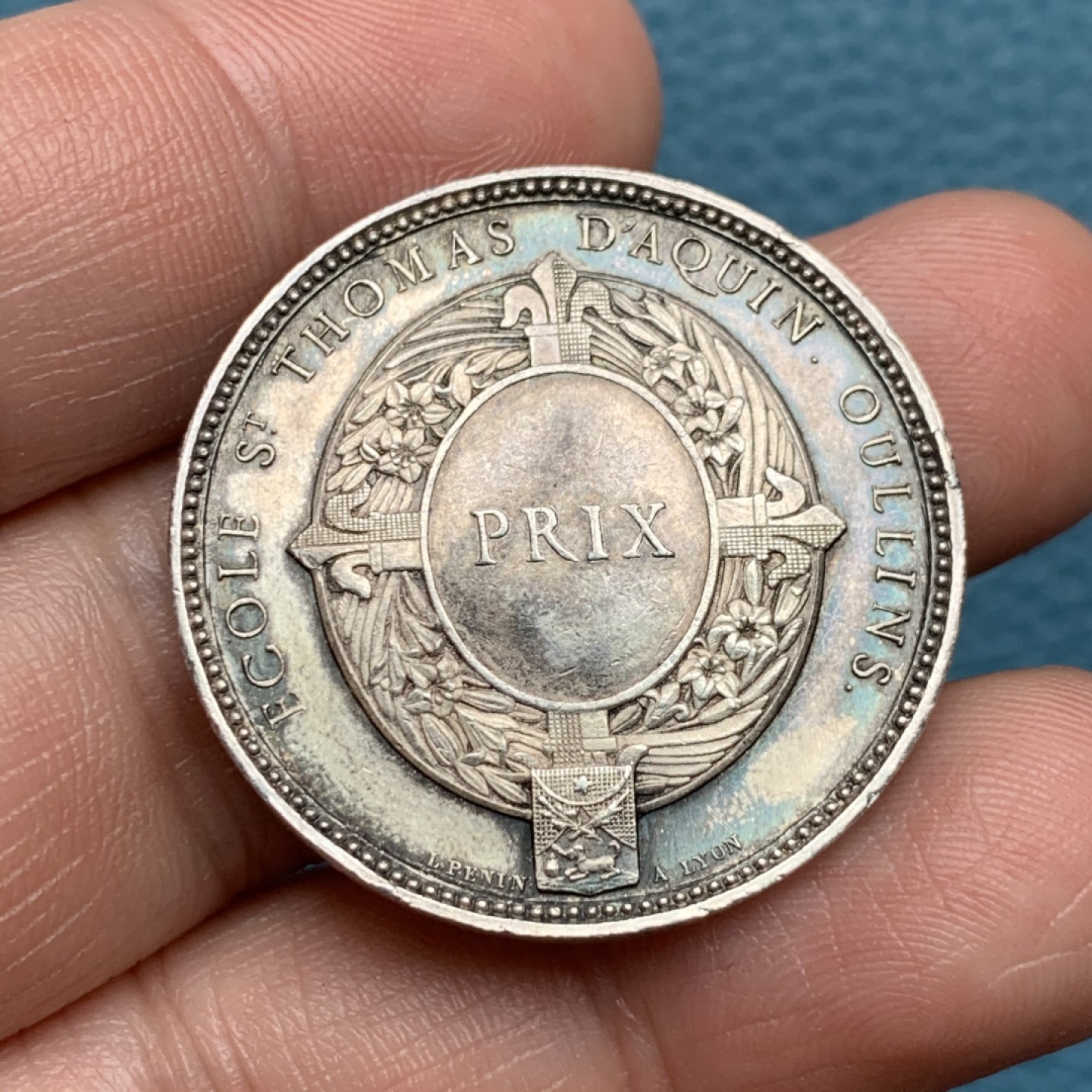 《竞宝斋》第157场-法国八角与章 专场！周日，周一，周四 3场 (全场包邮) 法国银质代币，正面是传教士拉科戴尔，背面椭圆形纹章非常漂亮，12.85g，32.2mm，蜜蜂边铭