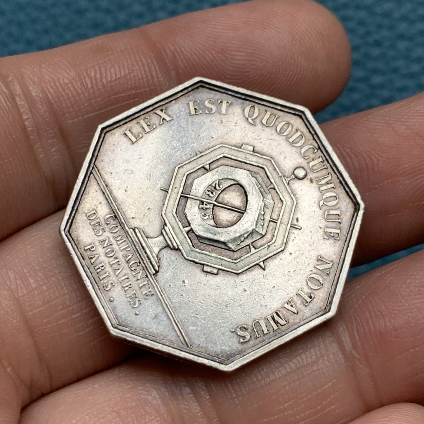 《竞宝斋》第157场-法国八角与章 专场！周日，周一，周四 3场 (全场包邮) 法国八角银质代币，巴黎公证人，正面路易十八，背面巴黎公证人特有的标志日晷，16.58g，32.2mm，1832年之前无边铭