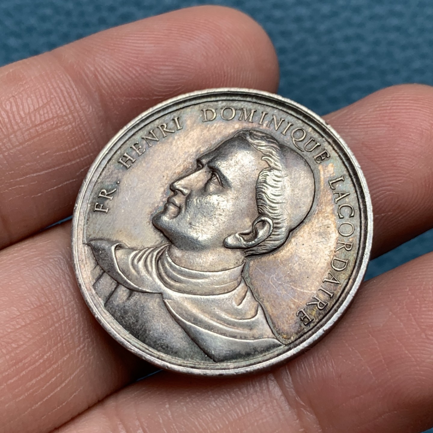 《竞宝斋》第157场-法国八角与章 专场！周日，周一，周四 3场 (全场包邮) 法国银质代币，正面是传教士拉科戴尔，背面椭圆形纹章非常漂亮，12.85g，32.2mm，蜜蜂边铭