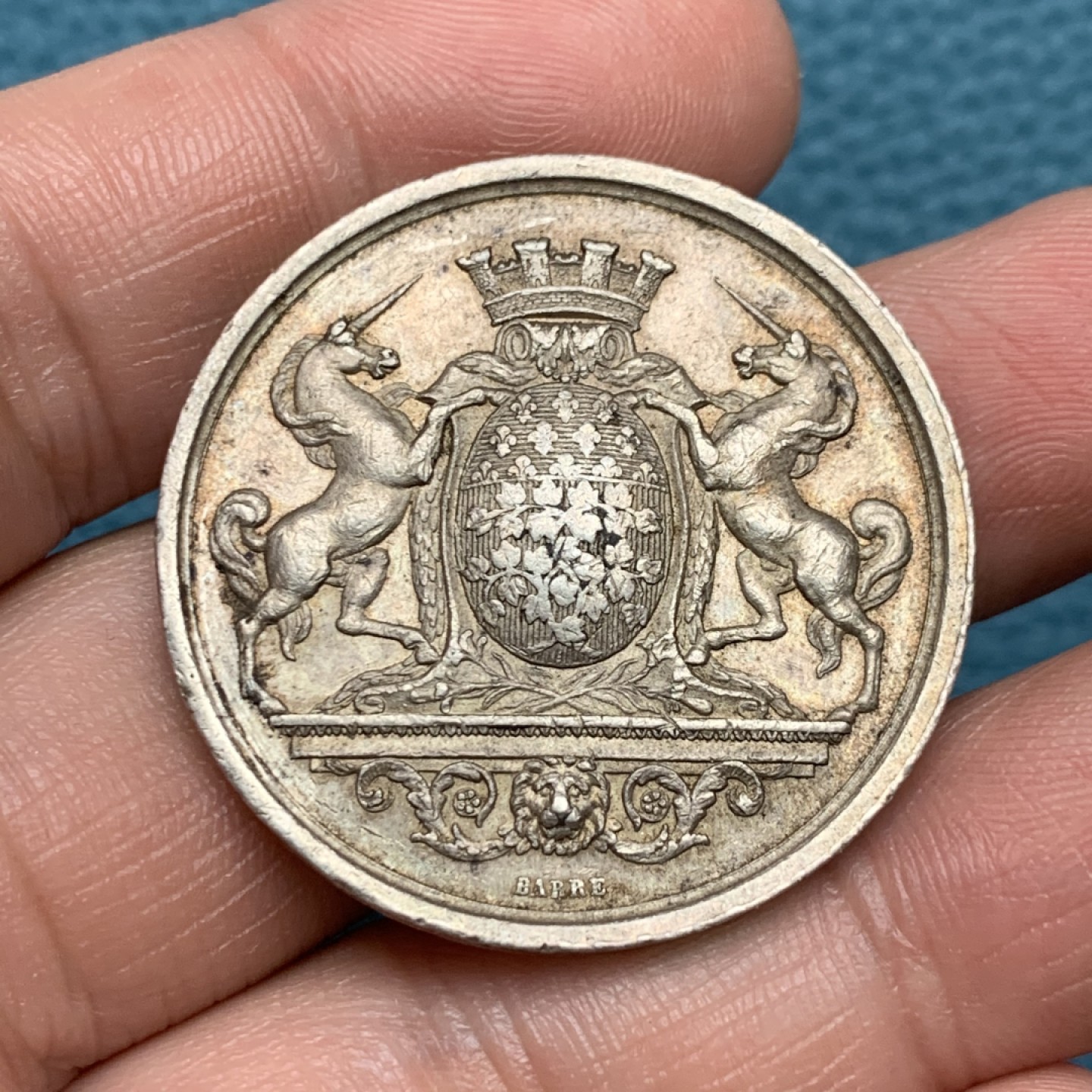 《竞宝斋》第157场-法国八角与章 专场！周日，周一，周四 3场 (全场包邮) 法国银质代币，亚眠古董协会，18.58g，35mm，蜜蜂边铭，两只独角兽护着亚眠城市纹章味道非常好