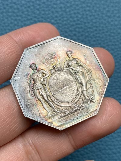 《竞宝斋》第157场-法国八角与章 专场！周日，周一，周四 3场 (全场包邮) - 法国八角银质代币，跨大西洋运输公司，航海和商业之神围绕着一艘椭圆形的船，船停在锚上，女神后面是纽约的自由女神像，28.08g，38.5mm，丰饶角，大块头，细节满满，金红包浆非常漂亮