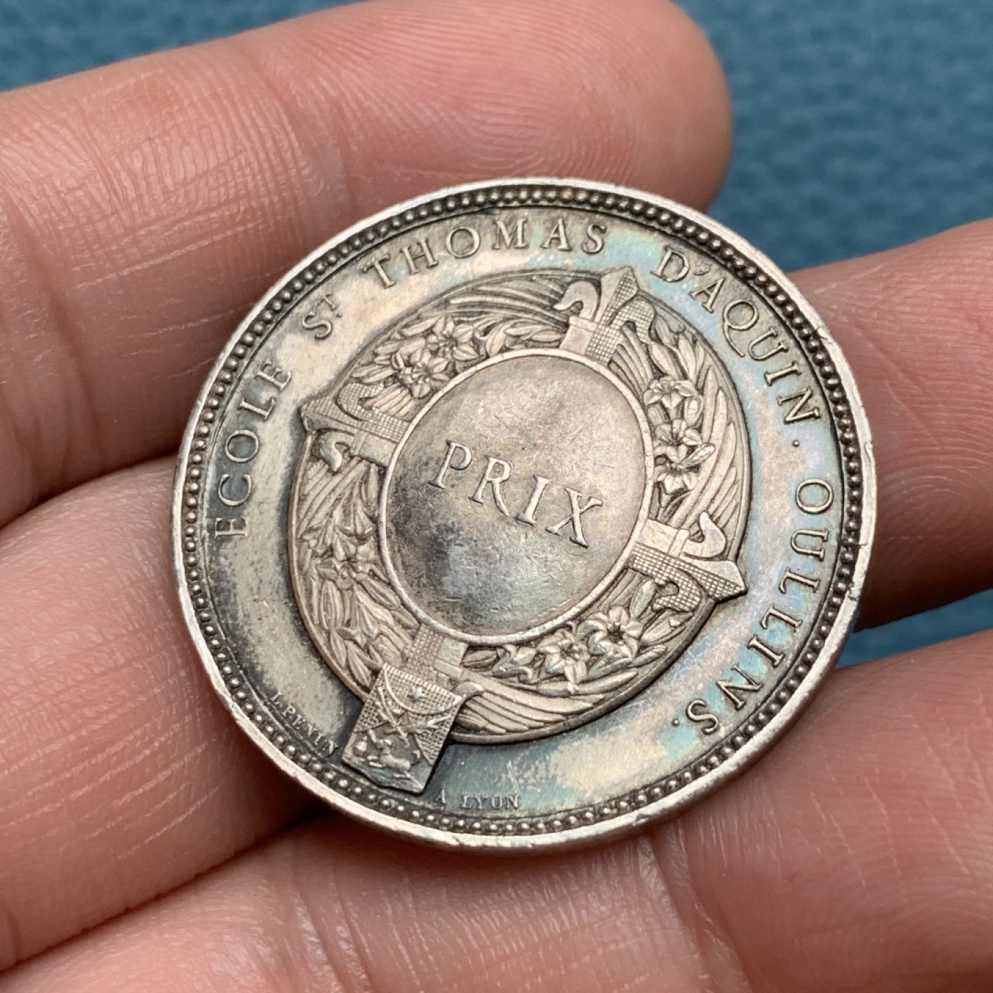 《竞宝斋》第157场-法国八角与章 专场！周日，周一，周四 3场 (全场包邮) 法国银质代币，正面是传教士拉科戴尔，背面椭圆形纹章非常漂亮，12.85g，32.2mm，蜜蜂边铭