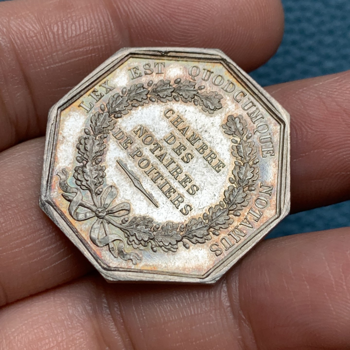 《竞宝斋》第157场-法国八角与章 专场！周日，周一，周四 3场 (全场包邮) 法国八角银质代币，普瓦捷地区公证人，正面同同样使用的是带翅的正义女神朱斯提提亚形象，14.31g，31.6mm，蜜蜂边铭，状态好