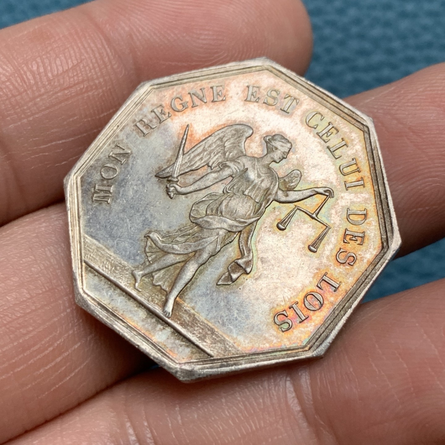 《竞宝斋》第157场-法国八角与章 专场！周日，周一，周四 3场 (全场包邮) 法国八角银质代币，普瓦捷地区公证人，正面同同样使用的是带翅的正义女神朱斯提提亚形象，14.31g，31.6mm，蜜蜂边铭，状态好