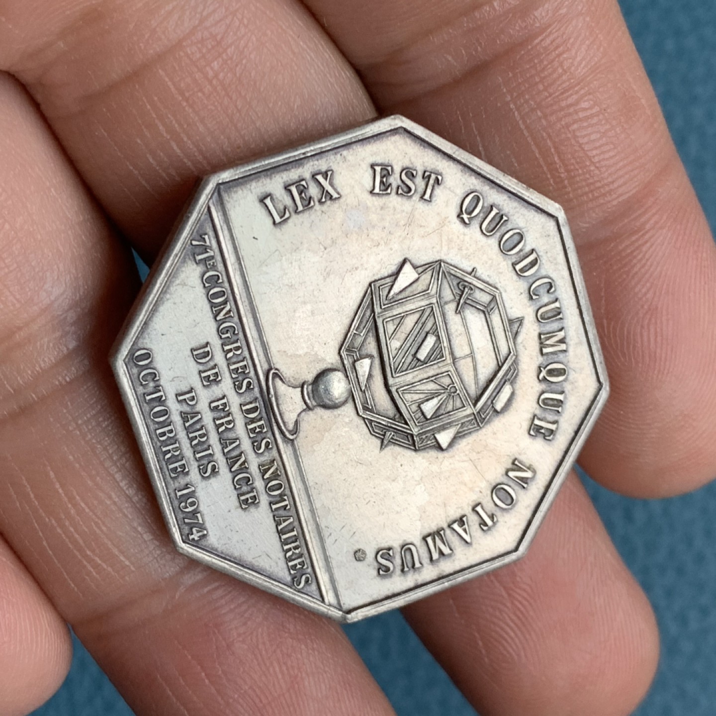 《竞宝斋》第157场-法国八角与章 专场！周日，周一，周四 3场 (全场包邮) 法国八角银质代币，巴黎公证人，1974年铸造，少见圣路易和查理曼背面搭配日晷的公证人题材，高浮雕，23.03g，34mm，丰饶角