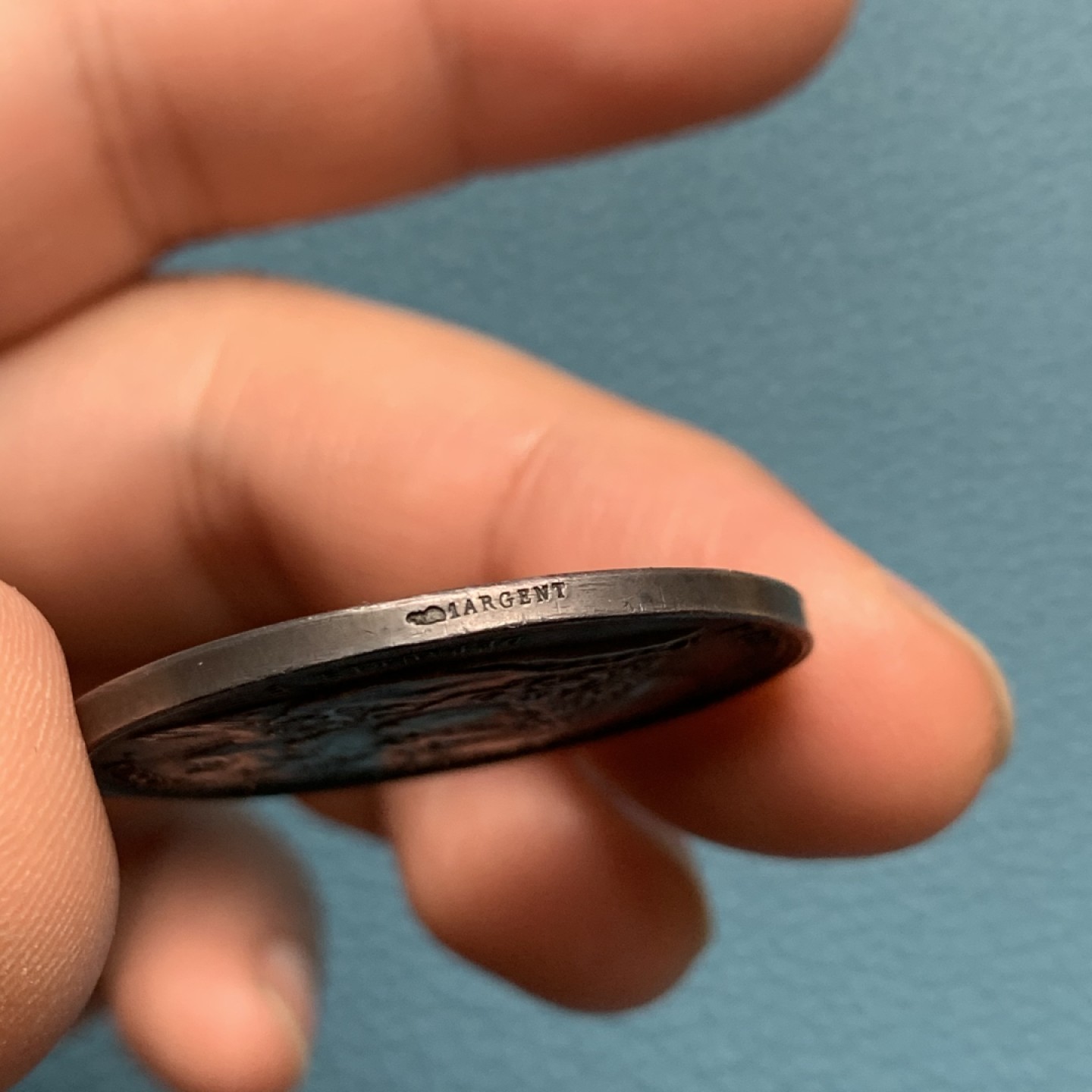 《竞宝斋》第157场-法国八角与章 专场！周日，周一，周四 3场 (全场包邮) 法国银质代币，鲁昂皇家科学院、文学与艺术学院，正面分别是高乃依，德丰特内尔，画家普桑，15.93g，32.7mm，丰饶角，底板有划痕