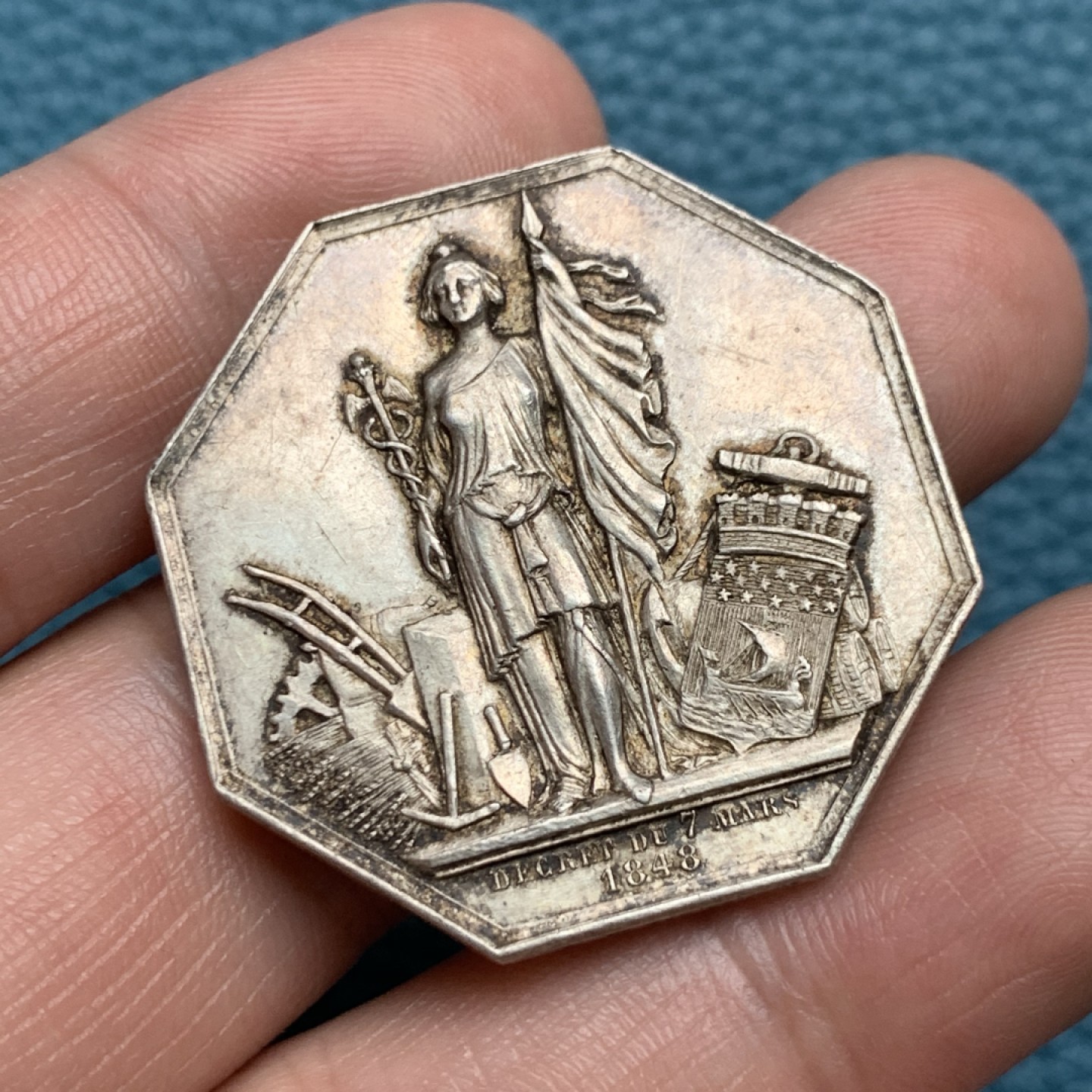 《竞宝斋》第157场-法国八角与章 专场！周日，周一，周四 3场 (全场包邮) 法国八角银质代币，巴黎贴现银行，19.46g，34.7mm，野猪头+菱形银标，老包浆，细节丰富