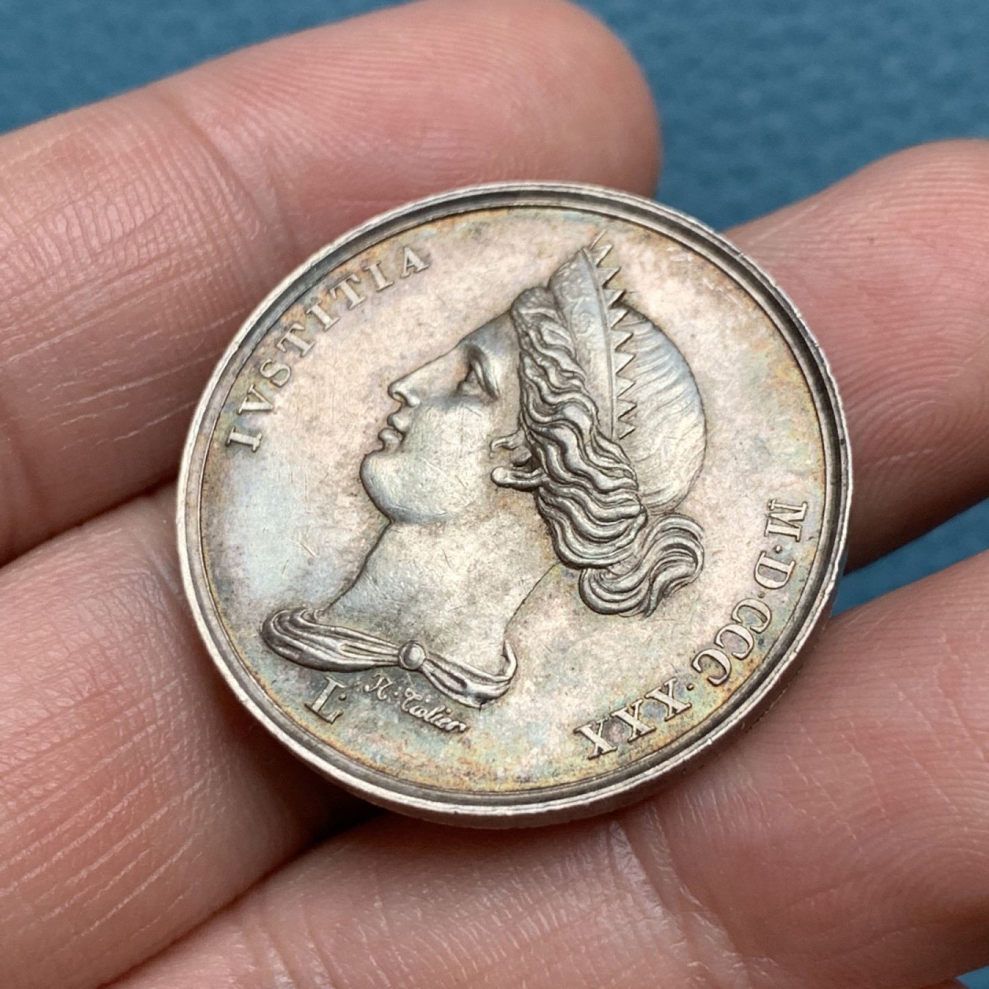 《竞宝斋》第157场-法国八角与章 专场！周日，周一，周四 3场 (全场包邮) 法国银质代币，法律法规，正面是忒弥斯侧面像，背面是打开的法典，天平放在沙漏上，6点方向是一个朝左的狮子头，重11.82g，30mm，油灯边铭