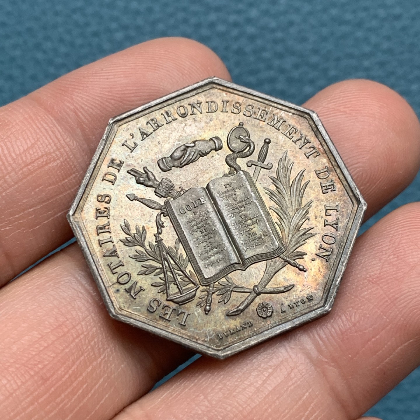 《竞宝斋》第157场-法国八角与章 专场！周日，周一，周四 3场 (全场包邮) 法国八角银质代币，1839年里昂公证人，14.54g，32.5mm，手指边铭