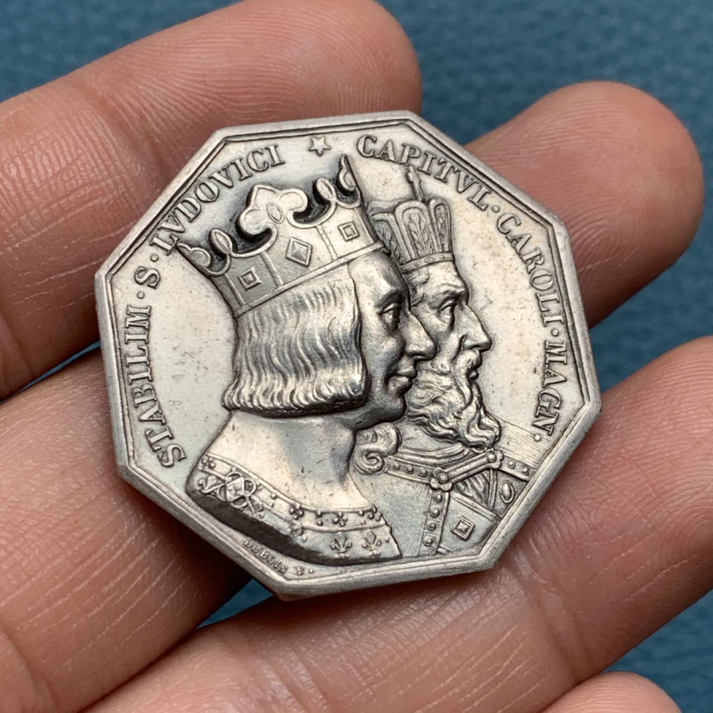 《竞宝斋》第157场-法国八角与章 专场！周日，周一，周四 3场 (全场包邮) 法国八角银质代币，巴黎公证人，1974年铸造，少见圣路易和查理曼背面搭配日晷的公证人题材，高浮雕，23.03g，34mm，丰饶角