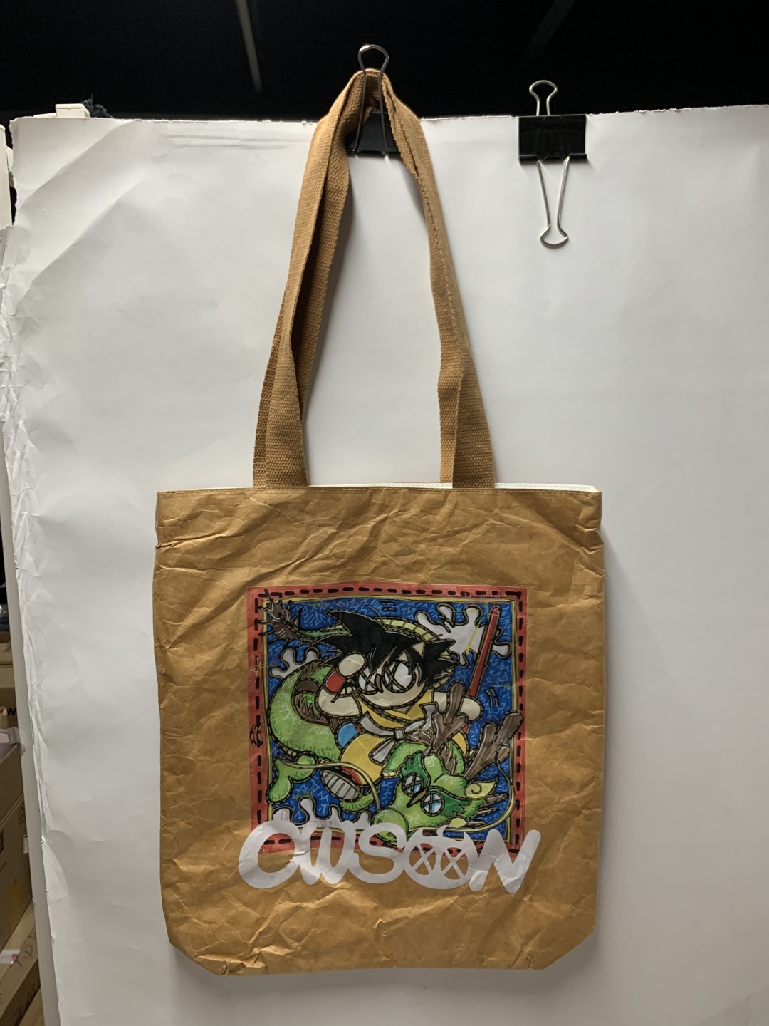 零元拍：展会热卖款，歪歪 OWSON系列杜邦纸手提袋  复古牛皮色防水洗杜邦环保潮流手袋《龙珠》，尺寸约35/38.5CM。